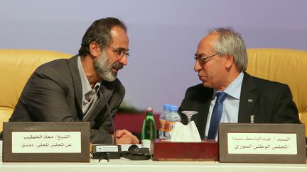 Le pr&eacute;sident de la coalition nationale d'opposition syrienne Ahmad Moaz Al-Khatib avec le chef du Conseil national syrien, Abdel&nbsp;Basset&nbsp;Sayda,&nbsp;le 11 novembre 2012 &agrave; Doha&nbsp;(Qatar). (KARIM JAAFAR / AL-WATAN DOHA)