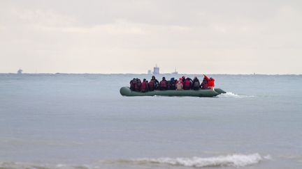 Des migrants sur un zodiac, tentant de rejoindre l'Angleterre depuis Calais (Pas-de-Calais), le 28 janvier 2023. (PHILIPPE TURPIN / PHOTONONSTOP)