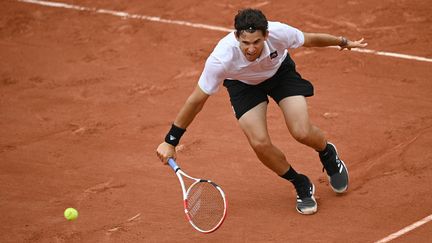 Dominic Thiem, lors du premier tour de Roland-Garros face à Hugo Dellien, le 22 mai 2022. (CHRISTOPHE ARCHAMBAULT / AFP)