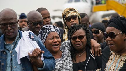 La veuve de Papa Wemba Maria Rosa, surnommée Amazone (2e à gauche) et sa fille, à côté d'elle, à l'aéroport Ndjili de Kinshasa pour accueillir la dépouille du roi de la rumba congolaise (28 avril 2016).
 (Junior Kannah / AFP)