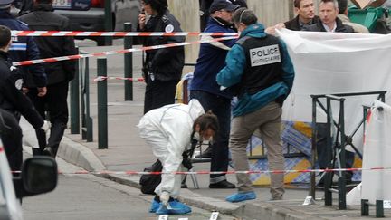 Les enqu&ecirc;teurs rel&egrave;vent des indices devant le coll&egrave;ge juif Ozar-Hatorah de Toulouse, lundi 19 mars 2012. (ERIC CABANIS / AFP)