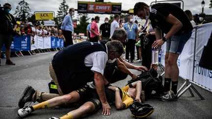 L'équipe médicale au chevet de Maëva Squiban (Stade Rochelais), après sa chute à trois kilomètres de l'arrivée de la 2e étape du Tour, entre Meaux et Provins, le 25 juillet 2022. (JEFF PACHOUD / AFP)