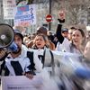 Des médecins défilent pour réclamer une hausse substantielle du tarif de la consultation, le 14 février 2023, à Paris. (THOMAS PADILLA / MAXPPP)