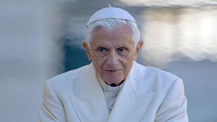 Beno&icirc;t XVI dans sa papamobile, sur la place Saint-Pierre de Rome, au Vatican, le 7 novembre 2012. (ALBERTO PIZZOLI / AFP)