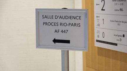 Une affichette annonçant le procès du cash Rio-Paris, à Paris, le 10 octobre 2020. (MAGALI COHEN / HANS LUCAS / AFP)