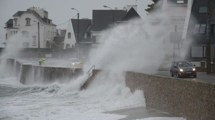 Les vagues frappaient d&eacute;j&agrave; les plages de Concarneau (Finist&egrave;re), le 31 janvier 2014.&nbsp; (  MAXPPP)