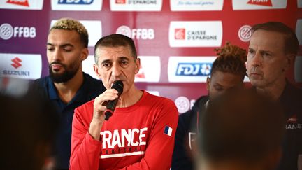 Jean-Pierre Siutat, le président de la Fédération française de basket (FBBB), aux côtés de Vincent Collet, son sélectionneur, et de Rudy Gobert, lors d'une conférence de presse le 19 septembre 2022. (CHRISTOPHE ARCHAMBAULT / AFP)