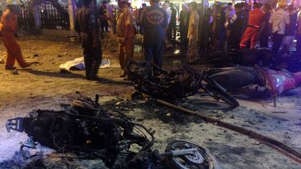 Une moto d&eacute;truite par l'explosion d'une bombe dans le centre de Bangkok, lundi 17 ao&ucirc;t 2015. (AIDAN JONES / AFP)