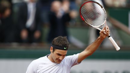 Le tennisman suisse Roger Federer c&eacute;l&egrave;bre sa victoire sur le Fran&ccedil;ais Gilles Simon en huiti&egrave;me de finale de Roland-Garros, le 2 juin 2013.&nbsp; (MARTIN BUREAU / AFP)