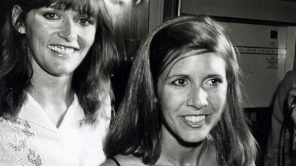 Carrie Fisher, fervente démocrate depuis son plus jeune âge, assiste (ici avec l'actrice Margot Kidder) à un&nbsp;rally de levée de fonds pour le candidat démocrate Mark Green, à New York, en 1980.&nbsp; (RON GALELLA / RON GALELLA COLLECTION)