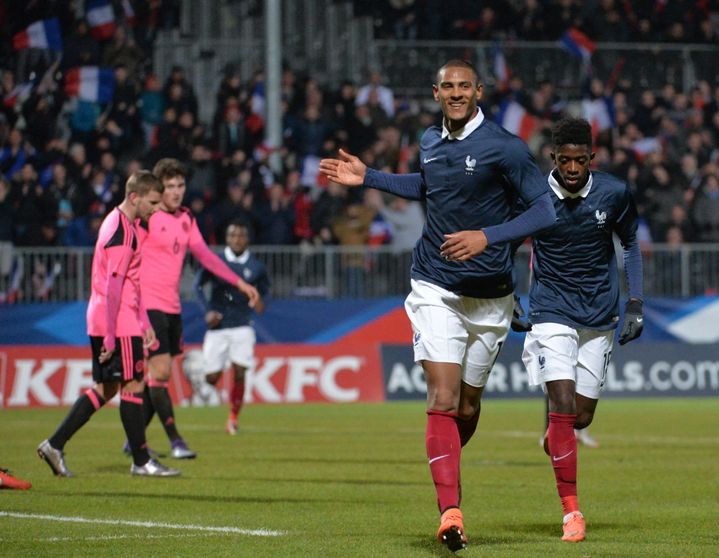 Sébastien Haller avec Ousmane Dembélé lors du match des Bleuets face à l'Écosse, le 24 mars 2016 (JEAN-FRANCOIS MONIER / AFP)