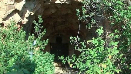 Le procès de l'affaire de la "grotte sanglante" de Sète s'est ouvert lundi 18 janvier devant la cour d'assises de l'Hérault. En 2014, le corps d'un homme à moitié carbonisé avait été retrouvé au fond d'une galerie. (France 3)