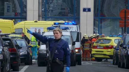 Une policière oriente les ambulances venant porter secours aux victimes de l'attaque qui a visé le métro de Bruxelles, le 22 mars 2016. (REUTERS TV / REUTERS)