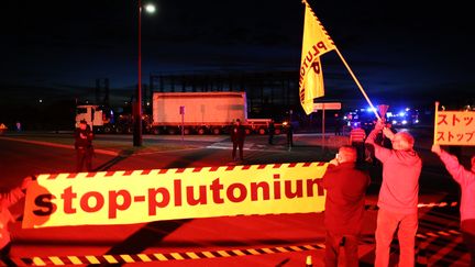 Des militants écologistes manifestent contre le transport de combustible nucléaire mox, mercredi 5 juillet 2017, au port de Cherbourg (Manche). (CHARLY TRIBALLEAU / AFP)