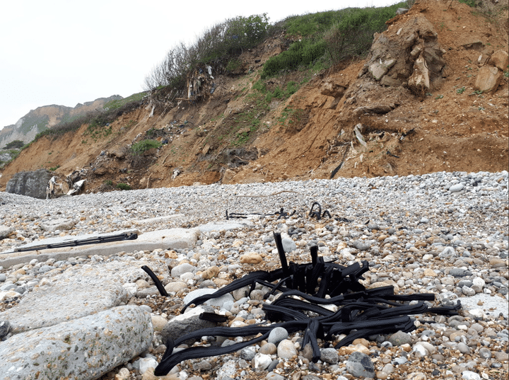 Ces joints de pare-brise sont soudés aux galets de la plage. (BENJAMIN MATHIEU / FRANCEINFO)