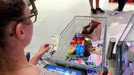 Une consommatrice fait ses courses dans un supermarché. (VALLAURI NICOLAS / MAXPPP)