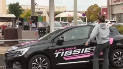 La voiture d'une auto-école. (France 2)