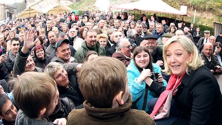 Marine Le Pen lors d'un d&eacute;placement de campagne &agrave; Brachay (Haute-Marne), le 9 avril 2012. (FRANCOIS NASCIMBENI / AFP)