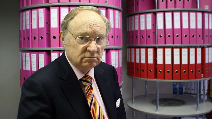 L'avocat suisse Ludwig Minelli, fondateur de Dignitas, pose&nbsp;devant les dossiers des adh&eacute;rents de son association. (REX FEATURES / SIPA)