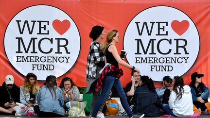 Des personnes attendent, le 4 juin 2017, pour assister au concert "One Love Manchester", en hommage aux victimes de l'attentat qui a eu lieu le 22 mai dans la ville britannique. (ANTHONY DEVLIN / AFP)