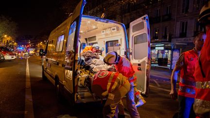 Des secouristes prennent en charge un blessé du Bataclan, le 13 novembre 2015, à Paris.&nbsp; (MAXPPP)