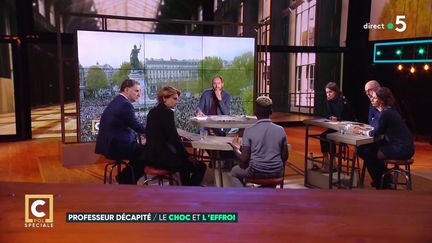 Le plateau de l'émission de France 5 "C Politique", le 18 octobre 2020. (FRANCE 5)