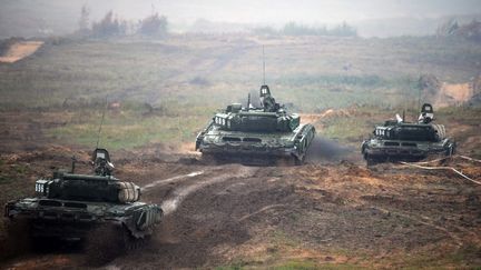 Des blindés lors de l'exercice bielorusse Zapad-2017. (SERGEI GAPON / AFP)