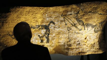 La scène du puits, l'une des fresques reproduites pour l'exposition Lascaux, ici à Paris en mai 2015
 (PATRICK KOVARIK / AFP)