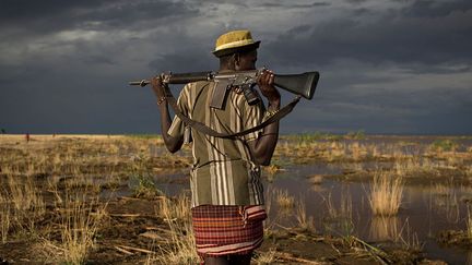 Les conflits de l’Afrique de l’Est ont fait entrer depuis longtemps les armes dans cette région. Depuis des siècles, on se bat entre ethnies pour s’approprier les terres et l’eau. Et aujourd’hui au Kenya, il n’est plus rare d’apercevoir un pêcheur ou un berger, une kalachnikov à la main.

VOIR LE DIAPORAMA (Siegfried Modola )