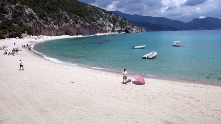 La plage Cala Gonone en Sardaigne, le 27 mai 2015.&nbsp; (MAXPPP)