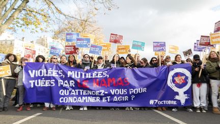 Une banderole, Violées, mutilées, tuées par le Hamas, qu'attendez-vous pour condamner et agir, à Paris,  le 25 novembre 2023, lors de Journée internationale pour l'élimination de la violence à l'égard des femmes. (SERGE TENANI / HANS LUCAS)