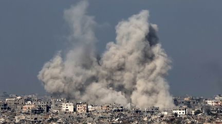 Une photo prise dans le sud d'Israël, près de la frontière avec la bande de Gaza, le 8 décembre 2023, montre de la fumée s'élevant au-dessus des bâtiments lors d'une frappe israélienne dans le nord de la bande de Gaza, dans le cadre de la poursuite des combats entre Israël et le groupe militant du Hamas. (JACK GUEZ / AFP)