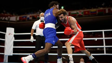 Sofiane Oumiha dans son combat l'opposant à&nbsp;Keyshawn Davis&nbsp;aux Jeux olympiques de Tokyo, le 31 juillet 2021. (UESLEI MARCELINO / POOL AFP)