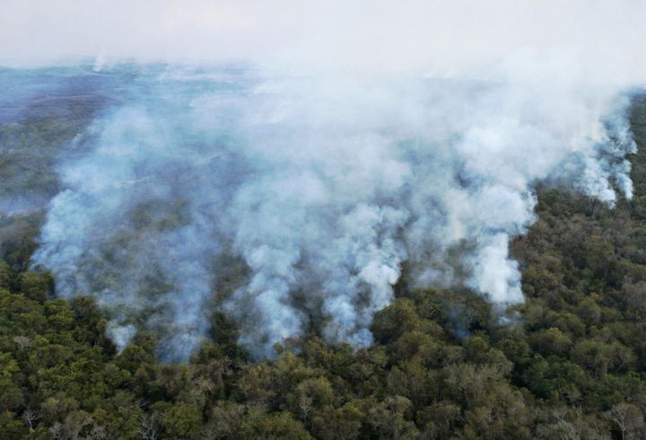 Vue aérienne des incendies de forêt à Pocone, dans le Pantanal (centre-ouest du Brésil), le 1er août 2020. (ROGERIO FLORENTINO / AFP)