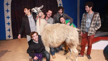 Serge le lama et ses ravisseurs, le 5 novembre 2013, &agrave; Bordeaux. (LARTIGUE STEPHANE / MAXPPP)