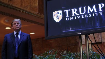 Donald Trump lors d'une conférence de presse pour l'ouverture de sa "Trump University", le 23 mai 2005 à New York. (THOS ROBINSON / AFP)