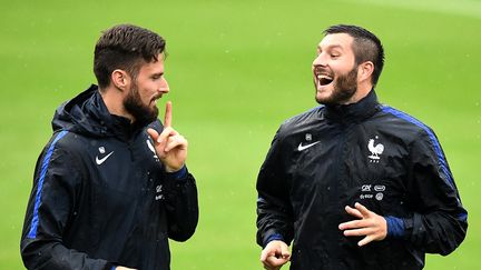 Les attaquants français Olivier Giroud et André-Pierre Gignac, le 12 juin 2016 à Clairefontaine (Yvelines). (FRANCK FIFE / AFP)