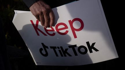 Une personne brandit une pancarte afin de protester contre l'interdiction de Tiktok, le 22 mars 2023 à Washington. (BRENDAN SMIALOWSKI / AFP)