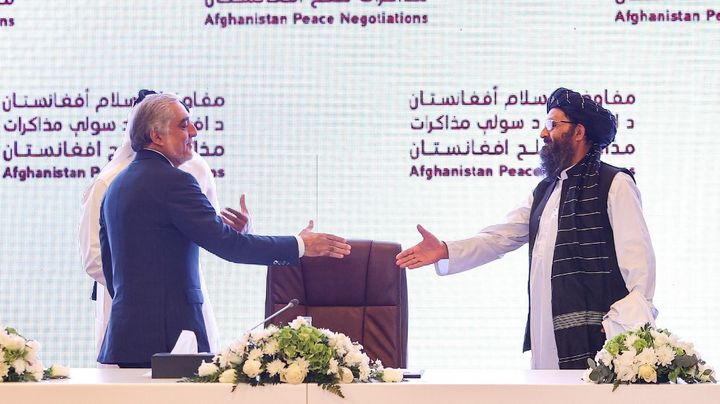 Le&nbsp;président afghan du Haut Conseil pour la réconciliation nationale Abdullah Abdullah et le chef taliban&nbsp;Abdul Ghani Baradar à Doha, au Qatar, le 18 juillet 2021. (KARIM JAAFAR / AFP)