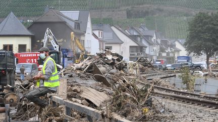 Un homme est assis devant les débris causés par les inondations à Dernau,&nbsp;en&nbsp;Rhénanie-Palatinat (Allemagne),&nbsp;le 22 juillet 2021. (CHRISTOF STACHE / AFP)