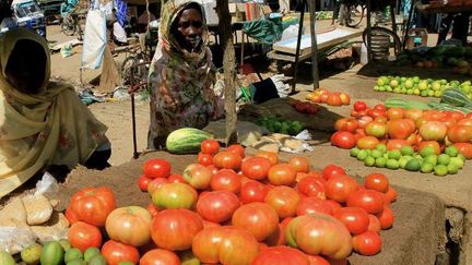 Vendeuses sur le marché d'Omdurman, au nord-ouest de la capitale soudanaise Khartoum, le 21 février 2012. La fin de l'embargo économique américain, annoncée le 6 octobre 2017, est une bonne nouvelle au regard de l'inflation galopante que connaît le pays.   (ASHRAF SHAZLY / AFP)