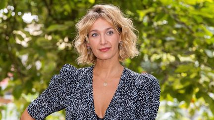 L'actrice française Caroline Anglade, au générique de la série "Le Parfum du bonheur" de France 2, pose lors d'un photocall pendant le 15e Festival du film francophone d'Angoulême, le 26 août 2022. (YOHAN BONNET / AFP)