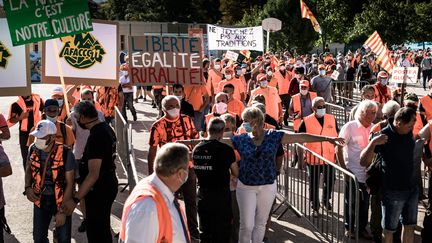 Manifestation de chasseurs contre la suspension de la chasse à la glu à Prades samedi 12 septembre. (NICOLAS PARENT / MAXPPP)