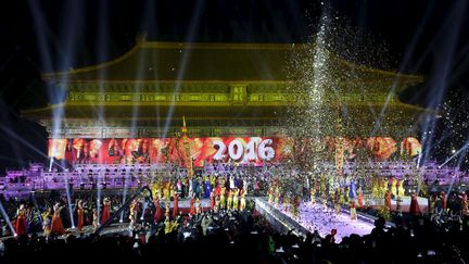 Des danseurs ont célébré la nouvelle année en couleurs, devant le temple de Miao, au cœur de la Cité interdite de Pékin (Chine). (JASON LEE / REUTERS)