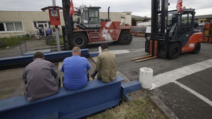 Des salariés de GM&amp;S sur le site de La Souterraine (Creuse), le 22 mai 2017. (PASCAL LACHENAUD / AFP)