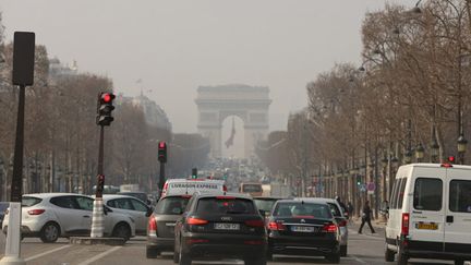 &nbsp; (La circulation alternée mise en place à Paris lundi © MaxPPP)