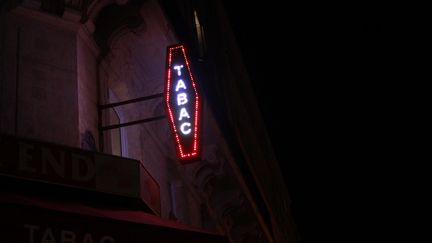 L'enseigne lumineuse d'un bureau de tabac brille inutilement dans la nuit alors que l'établissement est fermé (photo d'illustration). (AURÉLIEN ACCART / RADIO FRANCE)