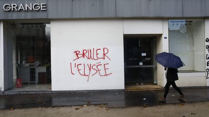 Tag sur une boutique à Paris, le 9 décembre 2018 (illustration). (OLIVIER CORSAN / MAXPPP)