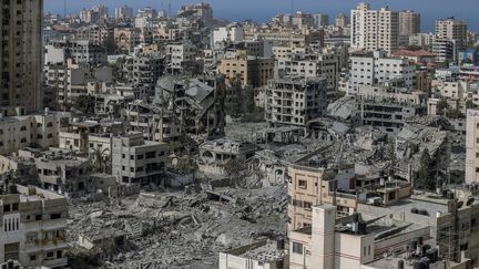 Des immeubles en ruine après des frappes israéliennes sur la ville de Gaza, le 23 octobre 2023. (MOHAMMED ZAANOUN / MIDDLE EAST IMAGES / AFP)