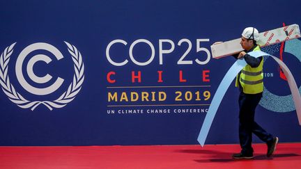 Un ouvrier s'active dans les derniers préparatifs avant le début de la COP25 organisée à Madrid (Espagne), le 30 novembre 2019. (SERGIO PEREZ / REUTERS)